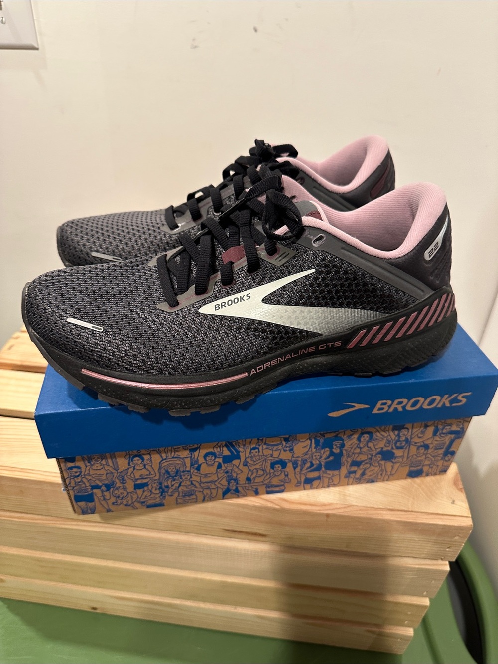 Brooks Women's Adrenaline GTS 22- Black with Pink - 9.5 - Picture 7 of 16